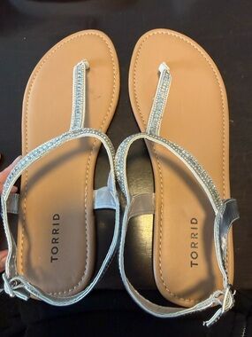 Torrid size 11w silver beaded t-strap sandals NWOT